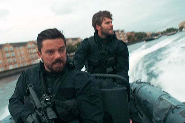 Austin Stowell et Dominic Cooper dans Stratton (2017)