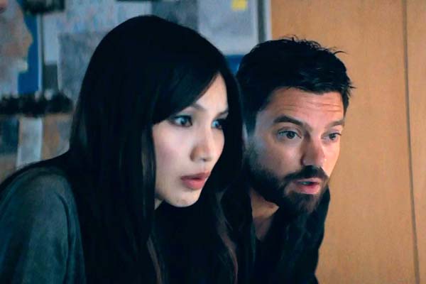 Gemma Chan et Dominic Cooper dans Stratton (2017)