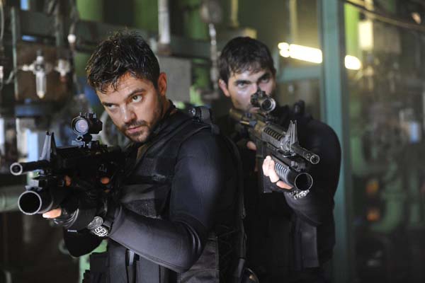 Dominic Cooper et Tyler Hoechlin dans Stratton (2017)