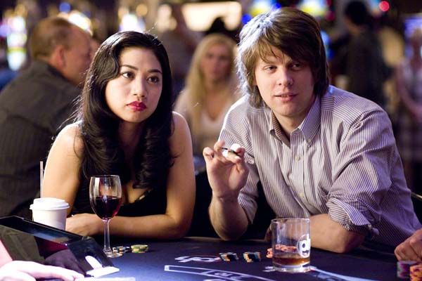 Liza Lapira et Jacob Pitts dans 21 (2008)