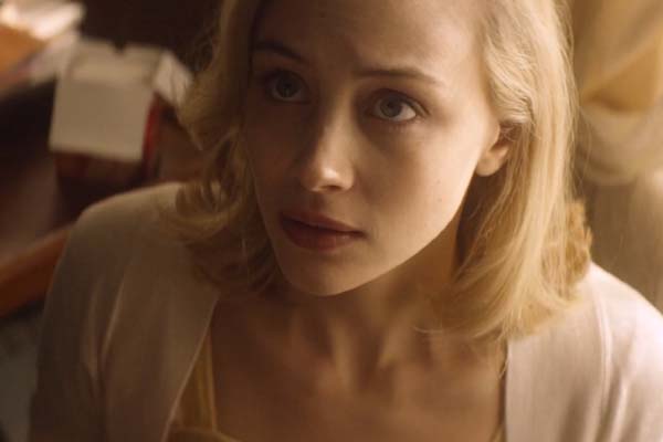 Sarah Gadon dans The 9th Life of Louis Drax (2016)