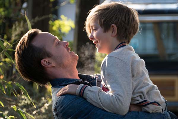 Aaron Paul et Aiden Longworth dans The 9th Life of Louis Drax (2016)
