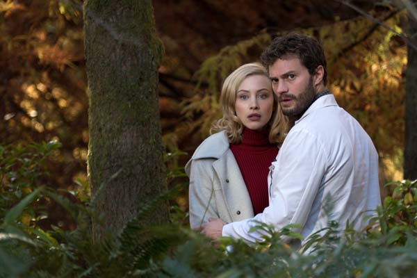 Sarah Gadon et Jamie Dornan dans The 9th Life of Louis Drax (2016)