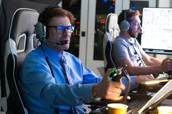 Sean Bean et Joel David Moore dans Drone (2017)