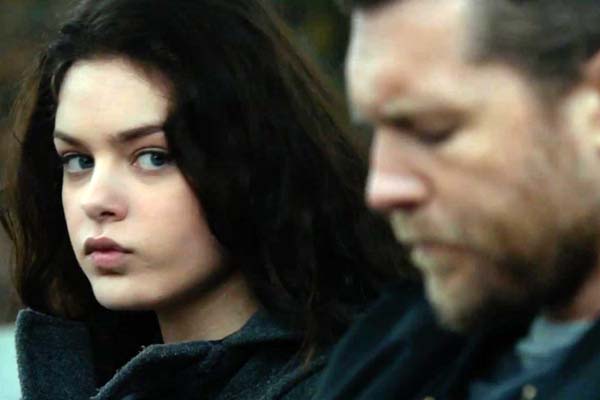 Sam Worthington et Odeya Rush dans The Hunter's Prayer (2017)