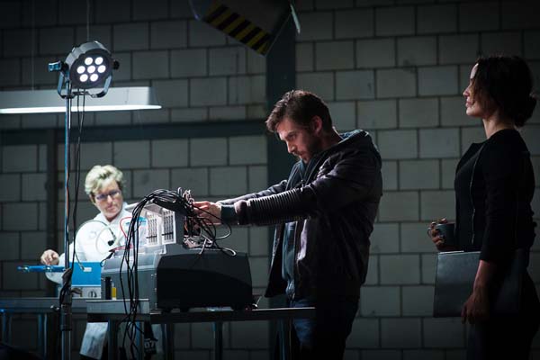 Dan Stevens et Bérénice Marlohe dans Kill Switch (2017)