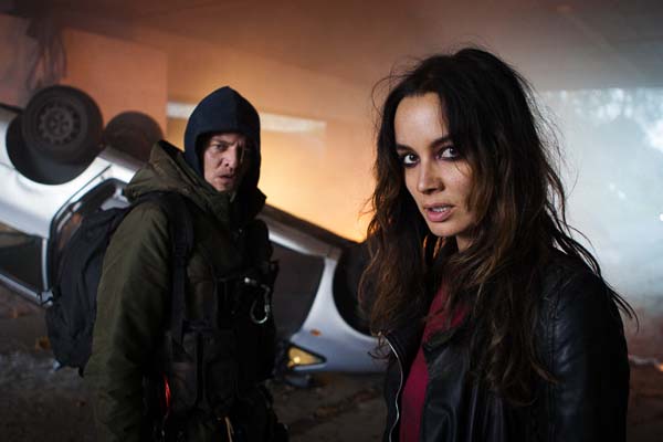 Tygo Gernandt et Bérénice Marlohe dans Kill Switch (2017)