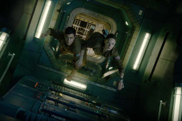 Rebecca Ferguson et Jake Gyllenhaal dans Life (2017)