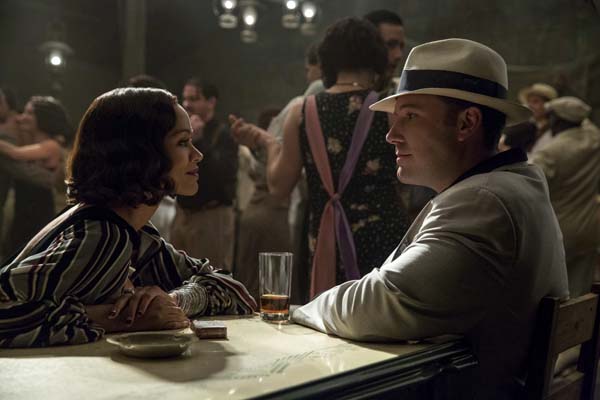 Ben Affleck et Zoe Saldana dans Live by Night (2016)