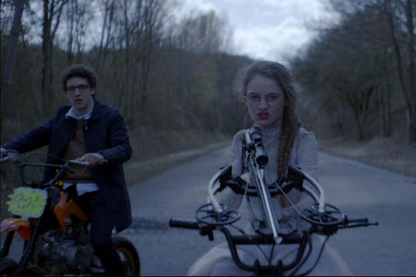 Kim Lockhart et Paul Scarfoglio dans Seuls (2017)