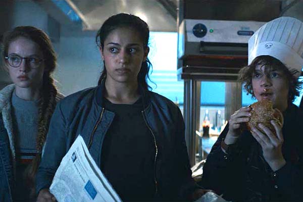 Sofia Lesaffre, Kim Lockhart et Jean-Stan DuPac dans Seuls (2017)