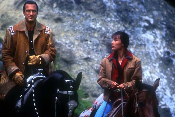 Steven Seagal et Joan Chen dans On Deadly Ground (1994)