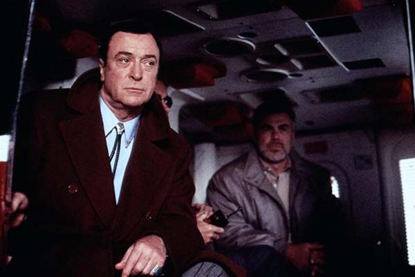 Michael Caine et Sven-Ole Thorsen dans On Deadly Ground (1994)