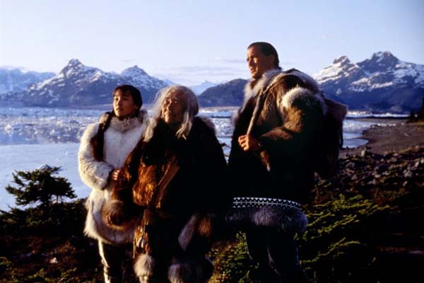 Steven Seagal, Joan Chen, et Chief Irvin Brink dans On Deadly Ground (1994)