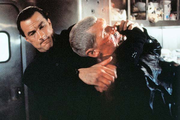 Steven Seagal et Everett McGill dans Under Siege 2: Dark Territory (1995)