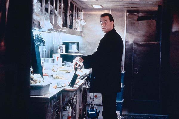 Steven Seagal dans Under Siege 2: Dark Territory (1995)