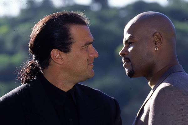 Steven Seagal et Keenen Ivory Wayans dans L'Ombre Blanche (1996)