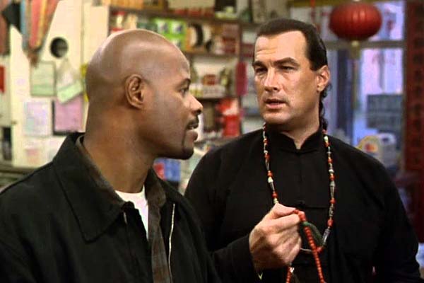 Steven Seagal et Keenen Ivory Wayans dans L'Ombre Blanche (1996)