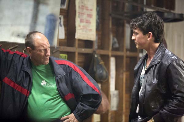 Aaron Eckhart et Miles Teller dans Bleed for This (2016)