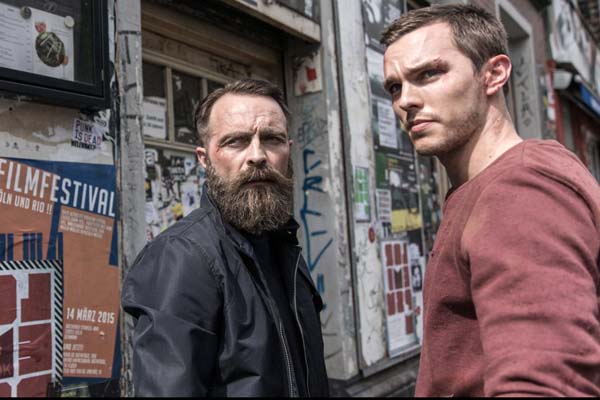 Aleksandar Jovanovic et Nicholas Hoult dans No Way Out (2016)