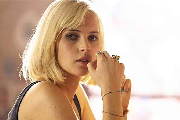 Felicity Jones et Nicholas Hoult dans No Way Out (2016)