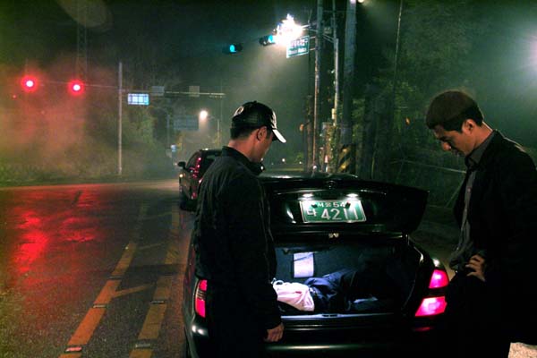 Jo In-sung et Jin Goo dans A Dirty Carnival (2006)
