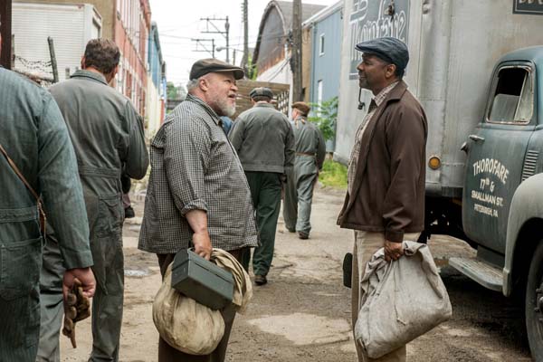 Denzel Washington et Stephen Henderson dans Fences (2016)