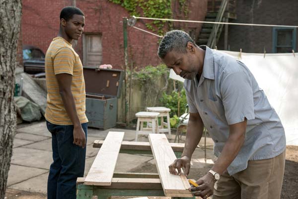 Denzel Washington et Jovan Adepo dans Fences (2016)