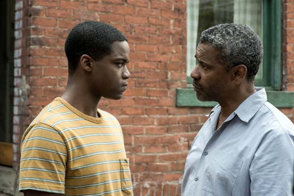 Denzel Washington et Jovan Adepo dans Fences (2016)