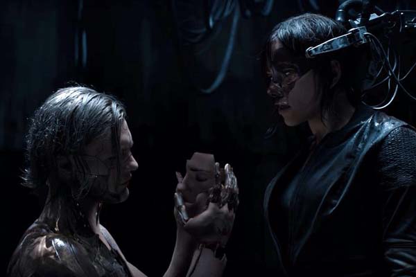 Scarlett Johansson et Michael Pitt dans Ghost in the Shell (2017)