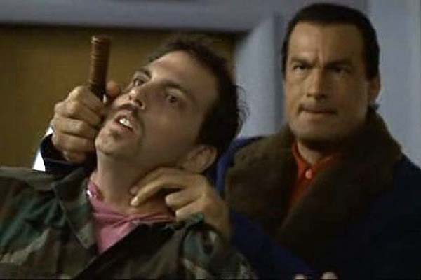 Steven Seagal et Silas Weir Mitchell dans Piège à Haut Risque (1998)