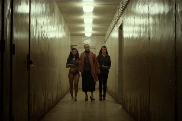 James McAvoy, Jessica Sula, et Anya Taylor-Joy dans Split (2016)