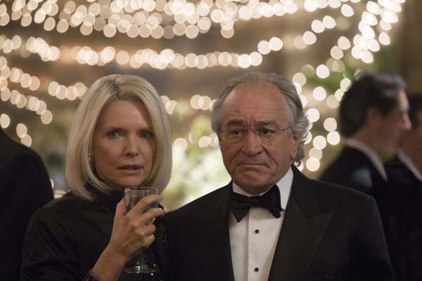 Robert De Niro et Michelle Pfeiffer dans The Wizard of Lies (2017)