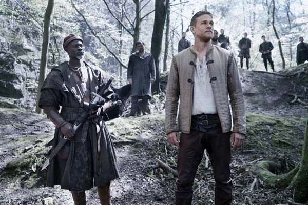 Djimon Hounsou et Charlie Hunnam dans King Arthur: Legend of the Sword (2017)