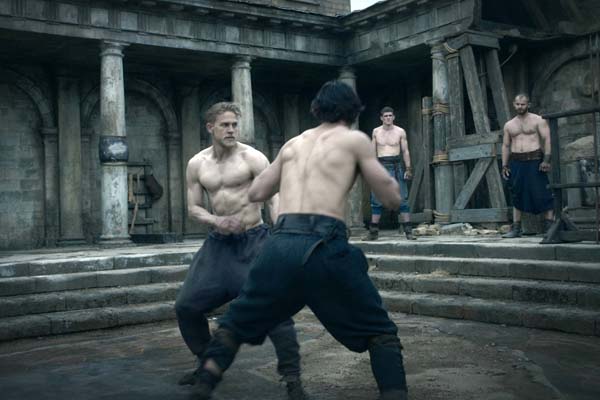 Charlie Hunnam dans King Arthur: Legend of the Sword (2017)