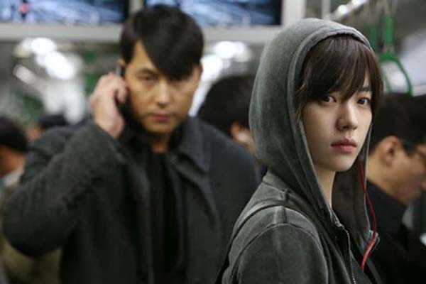 Jung Woo-sung et Han Hyo-joo dans Cold Eyes (2013)