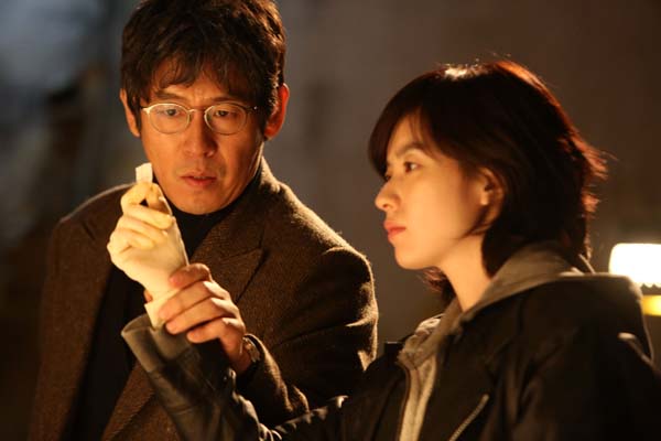 Sol Kyung-gu et Han Hyo-joo dans Cold Eyes (2013)