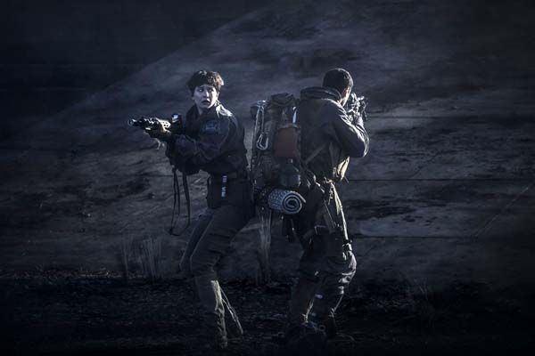 Demián Bichir et Katherine Waterston dans Alien: Covenant (2017)