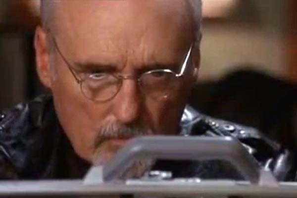 Dennis Hopper dans Explosion Imminente (2001)