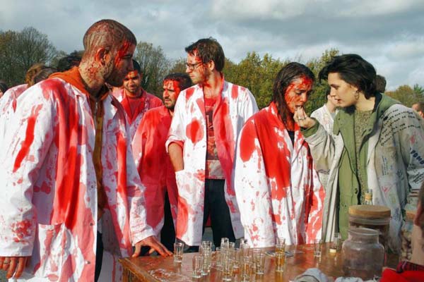 Rabah Nait Oufella, Garance Marillier, et Ella Rumpf dans Grave (2016)