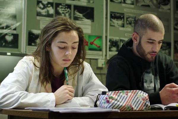 Rabah Nait Oufella et Garance Marillier dans Grave (2016)