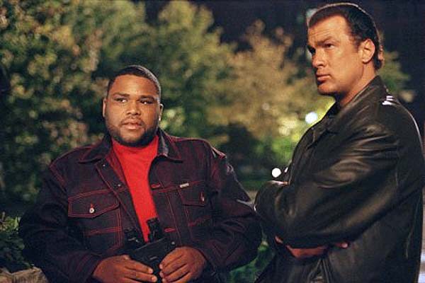 Steven Seagal et Anthony Anderson dans Hors Limites (2001)