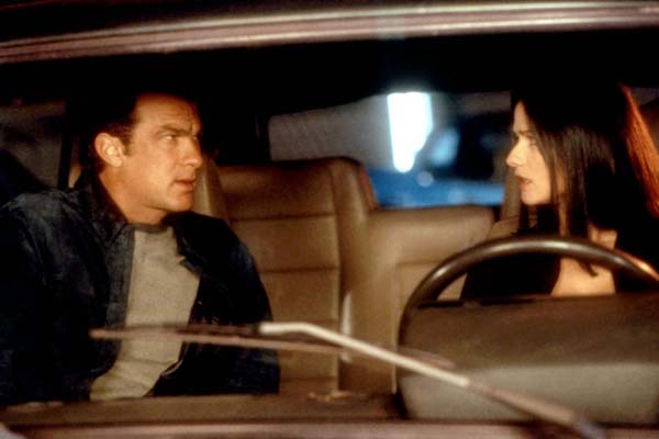 Steven Seagal et Jill Hennessy dans Hors Limites (2001)