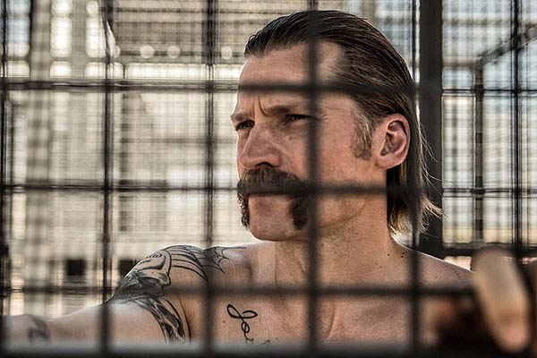 Nikolaj Coster-Waldau dans Shot Caller (2017)