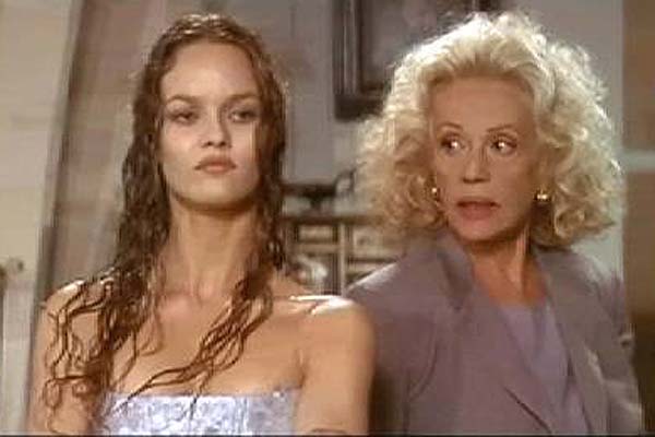 Vanessa Paradis et Jeanne Moreau dans Un Amour de Sorcière (1997)