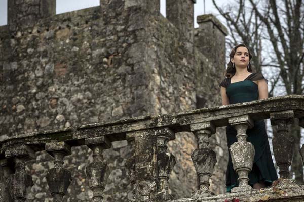 Emilia Clarke dans Voice from the Stone (2017)