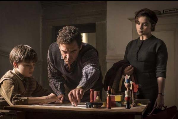 Marton Csokas, Emilia Clarke, et Edward Dring dans Voice from the Stone (2017)
