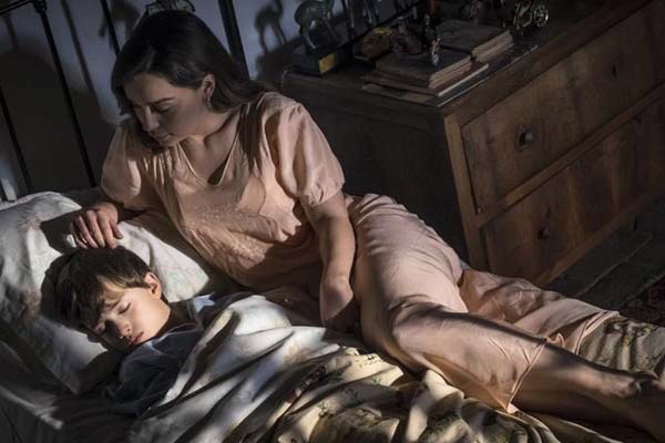 Emilia Clarke et Edward Dring dans Voice from the Stone (2017)