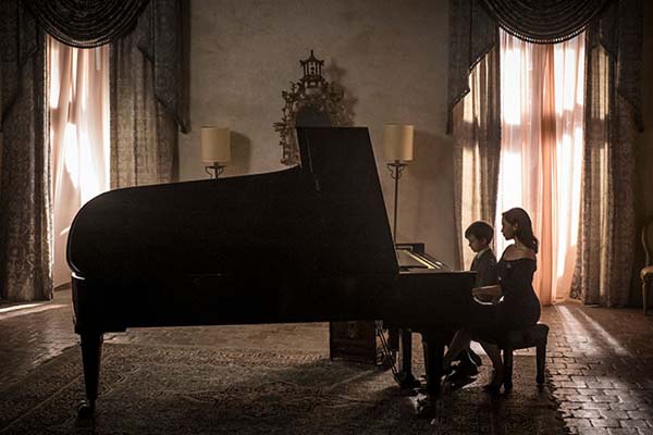 Emilia Clarke et Edward Dring dans Voice from the Stone (2017)