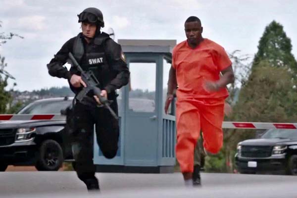 Sam Jaeger et Michael Jai White dans S.W.A.T.: Under Siege (2017)